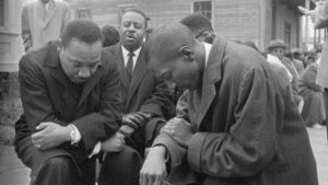 Martin Luther King in ginocchio con Ralph Abernathy