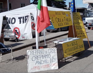 Gazebo e striscioni del Comitato dell'Albera No Tir Sì Bretella per la Vita