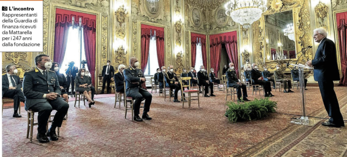 Zafarana (comandante GdF) col presidente Mattarella (foto la Repubblica)