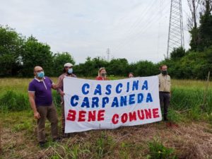 Striscione Carpaneda Bene Comune sui terreni pubblici