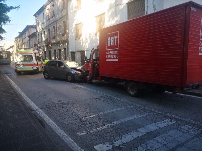 Thiene, sinistro frontale auto-autocarro