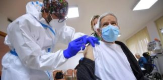 Veneto e Umbria al 1° posto col 97,7% di vaccinati con almeno una dose da 80 anni in su. Incidenza per regione dei nuovi casi ogni 100.000 abitanti Un ultra ottantenne vaccinato (foto d'archivio)