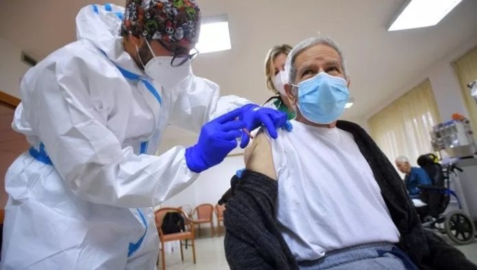 Un ultra ottantenne vaccinato (foto d'archivio)