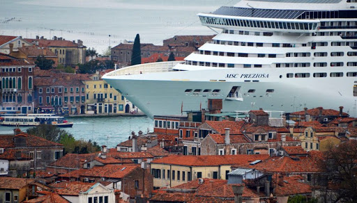 Grandi navi a Venezia (foto nograndinavi)