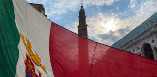 Alzabandiera in piazza dei Signori per la Giornata della Marina militare