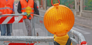 Rotatoria davanti alla stazione, arriva la nuova pavimentazione in porfido stampato