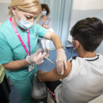Obbligo vaccini, Aduc: ecco perché funzionerebbe Ragazzi che si vaccinano