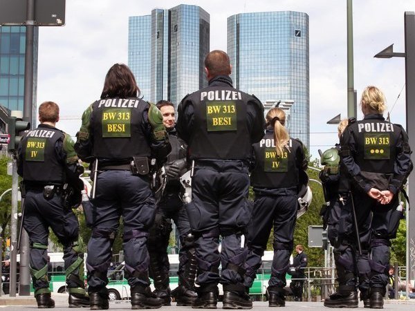 Codice identificativo sulle uniformi (foto Polizia tedesca)