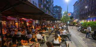 Zona gialla, Speranza: “Per colore regioni peserà di più tasso ricoveri”. Ma oggi in Italia indice Rt sale a 0.91 e cresce variante Delta Covid, tavolini a Milano (foto Fotogramma)