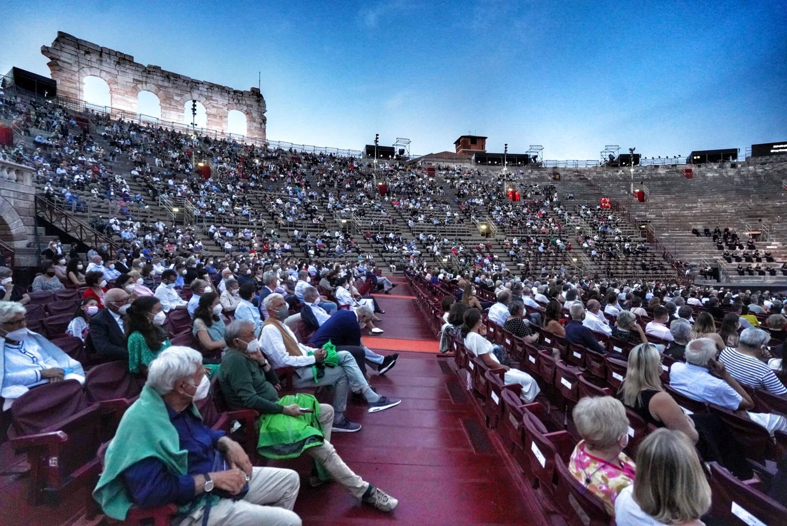 Il pubblico presente giovedì 15 luglio all’Arena (Sartori/Fotoland per Il Corriere del Veneto)