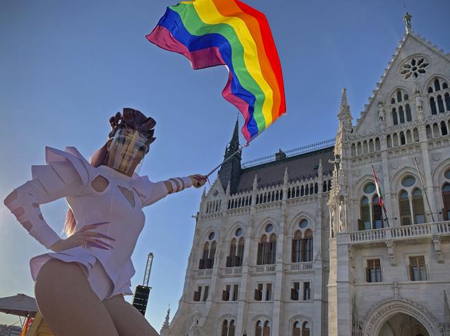 La bandiera arcobaleno nell'Ungheria anti gender La bandiera arcobaleno nell'Ungheria anti gender