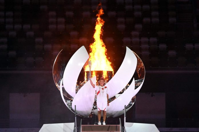 La foto del giorno di la Repubblica- tennista Naomi Osaka posa dopo aver acceso il braciere olimpico durante la cerimonia di apertura dei giochi di Tokyo. (Andrej ISAKOVIC / AFP)