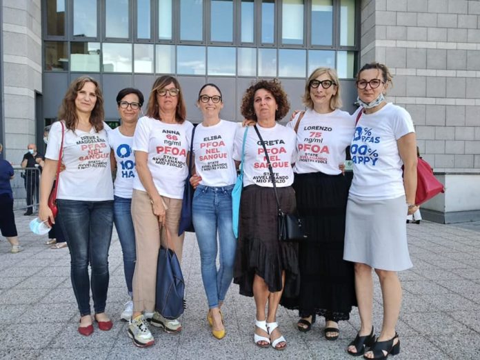 Mamme no Pfas fuori dal tribunale di Vicenza 1 luglio