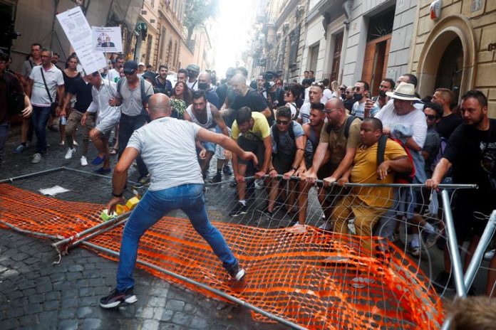 Foto del giorno de la Repubblica: Manifestanti protestano a Roma contro il Green Pass (REUTERS/Guglielmo Mangiapane)