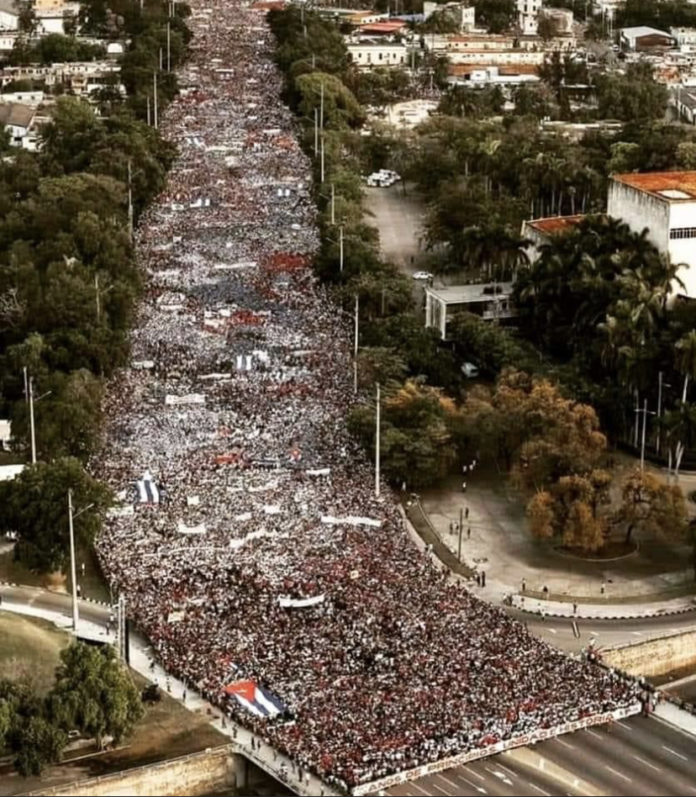 Manifestazioni a Cuba a favore del governo