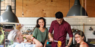 Il covid ha cambiato le abitudini alimentari: la pasta diventa il piatto più cucinato a cena, il vero momento della convivialità in famiglia Pasta a cena in famiglia