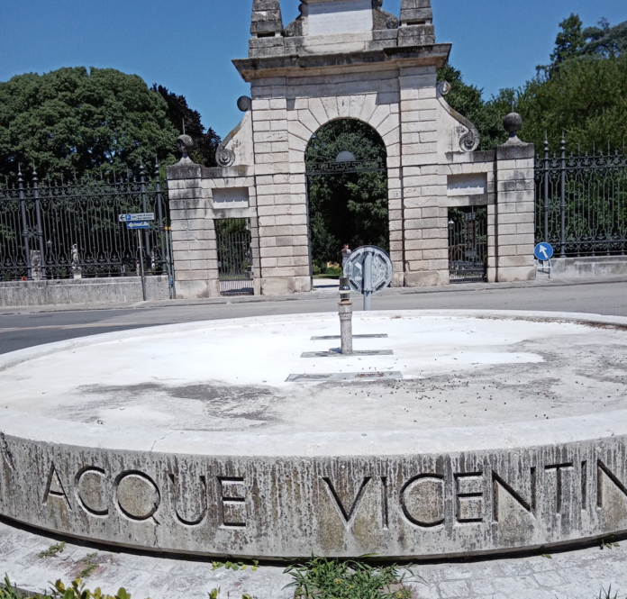 Fontana a secco di fronte all'ingresso del giardino Salvi a Vicenza