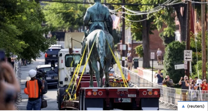 La rimozione in Virginia della statua del generale Lee, eroe confederato (foto Reuters da la Repubblica)