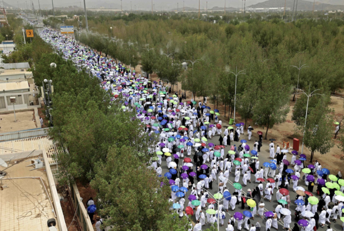 La foto del giorno di Repubblica: Fedeli musulmani si recano alla tradizionale preghiera sul Mounte Arafat (vicino alla Mecca), tappa obbligata dell'Hajj (Fayez Nureldine / AFP)