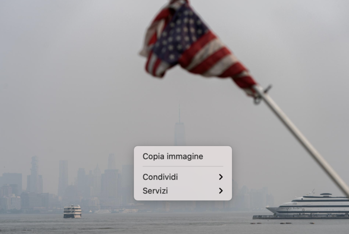 La Repubblica: Usa, il fumo degli incendi che stanno devastando la costa pacifica ha raggiunto New York: un'immagine di Manhattan avvolta dalla foschia (REUTERS/Jeenah Moon)