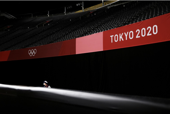 La foto del giorno di Repubblica: Un addetto alla sicurezza sorveglia gli spalti vuoti delllo stadio di Sapporo, Hokkaido (REUTERS/Kim Hong-Ji)