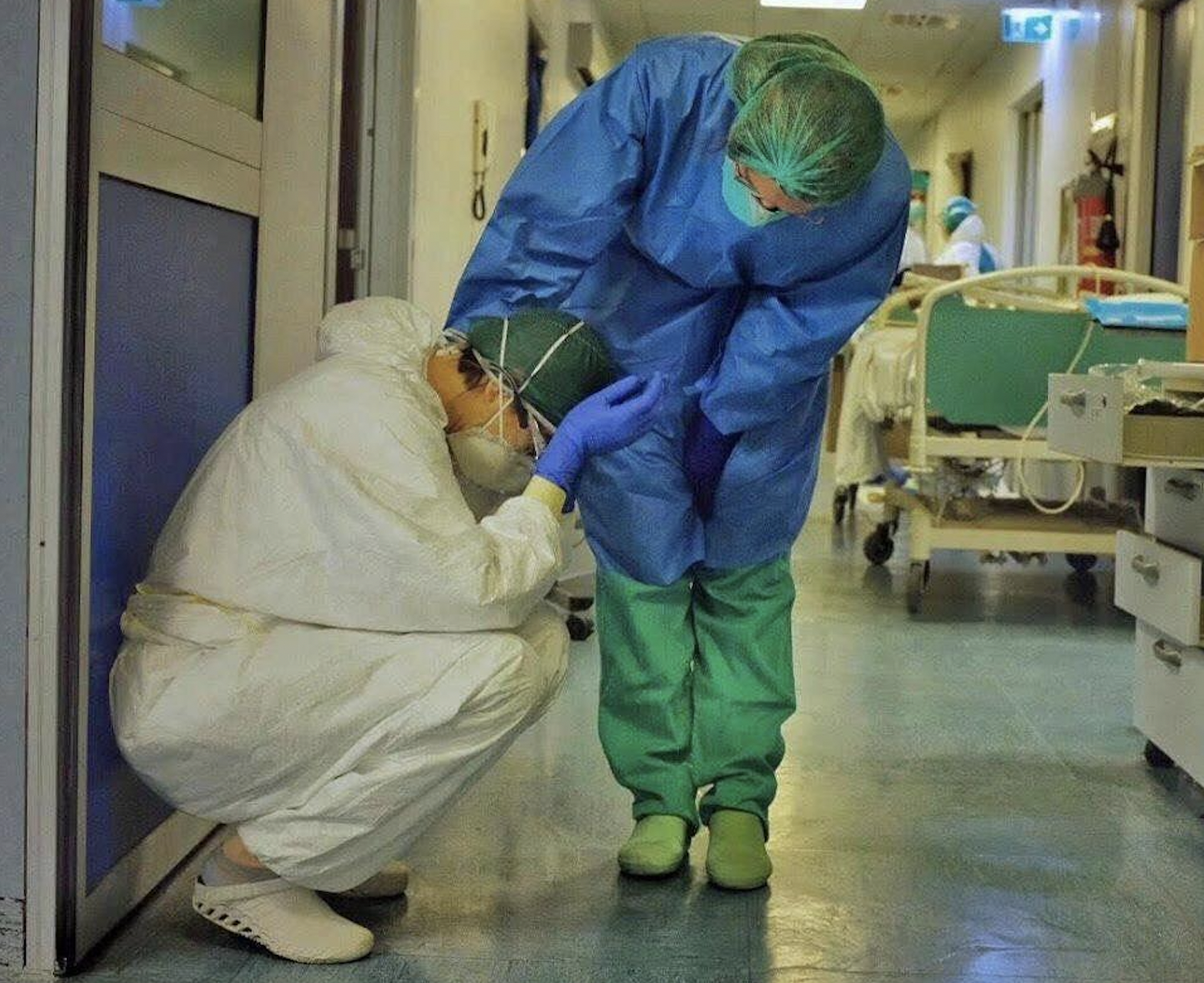 Gli operatori sanitari italiani sacrificano la loro salute nella battaglia contro covid 19 per la carenza di dpi