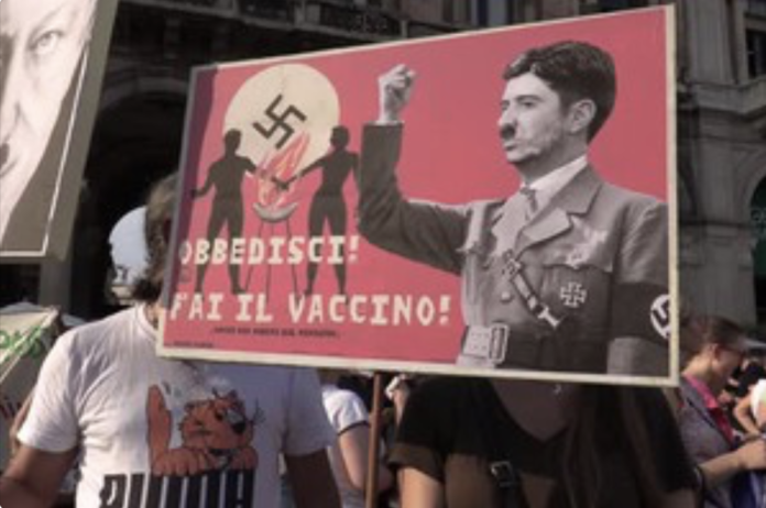 Un cartello con Hitler e l'obbligo, presunto, di vaccinarsi