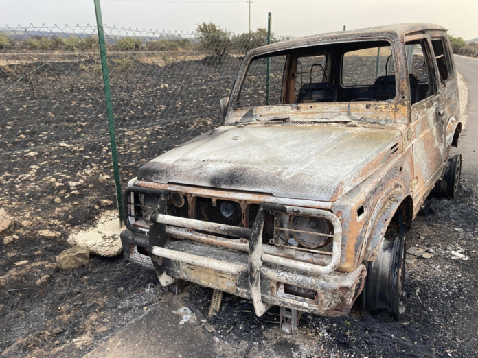 La foto del giorno di la Repubblica: Una vettura distrutta dalle fiamme nelle campagne di Sennariolo (Or), Sardegna