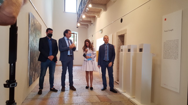 Da sinistra assessore Nicola Lobbia, Roberto Brazzale, dott.ssa Lucia Spolverini, curatrice del museo delle Carceri, e Camillo Langone alla presentazione ad Asiago della mostra 