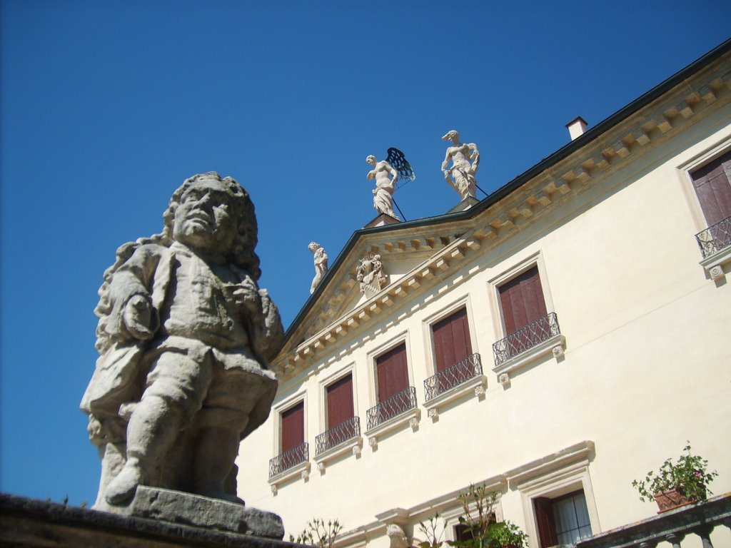 Villa Valmarana ai Nani. Sul muro di recinzione una delle diciassette statue di nani che danno il nome alla dimora