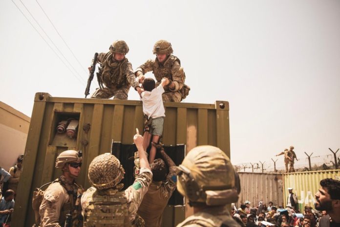 Afghanistan: militari raccolgono un ragazzino