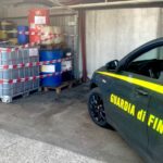 Sequestrato da GdF di Vicenza un vero e proprio distributore abusivo di carburante a San Pietro Mussolino e 3.000 litri di gasolio. 2 denunciati Bidoni di carburante in deposito abusivo sequestrati da GdF di Vicenza a San Pietro Mussolino
