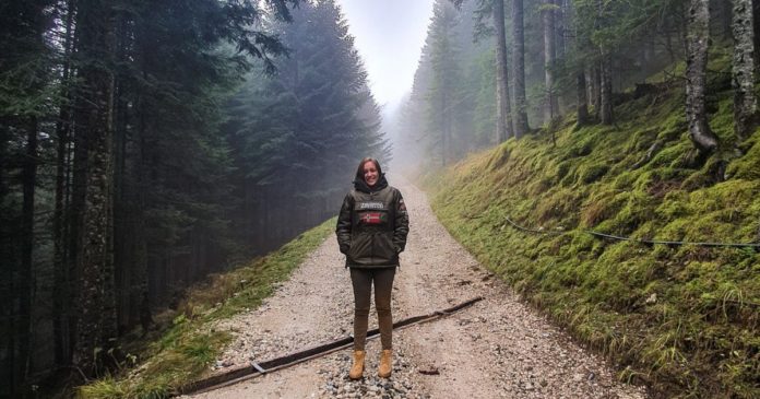 Cristina Guarda su un sentiero di montagna veneta