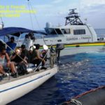 GdF Vibo Valentia, reparto aeronavale intercetta due imbarcazioni dirette verso costa crotonese cariche di migranti, fermati 4 trafficanti Guardia di Finanza di Vibo Valentia intercetta imbarcazioni con migranti