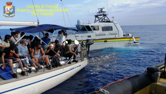 Guardia di Finanza di Vibo Valentia intercetta imbarcazioni con migranti