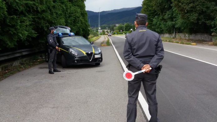 Guardia di Finanza in azione di controllo