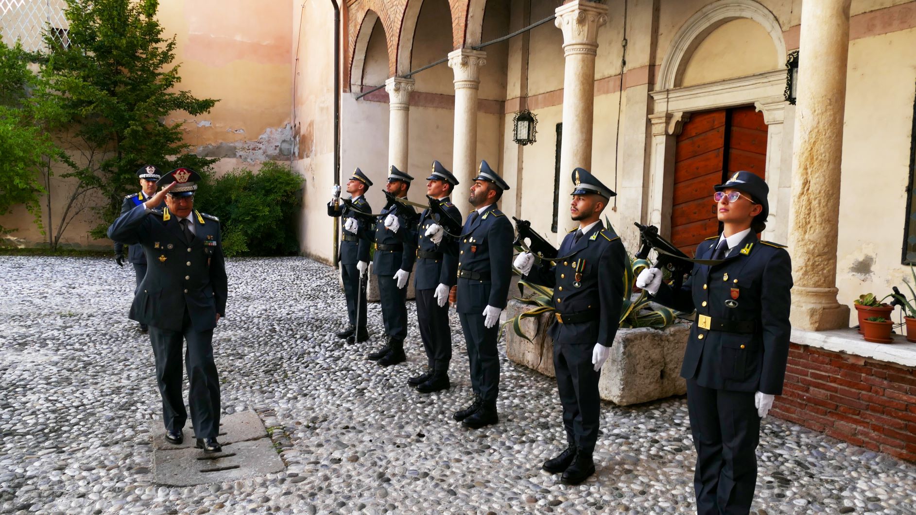 Il generale Crescenzo Sciaraffa "saluta" il comando provinciale della GdF di Vicenza