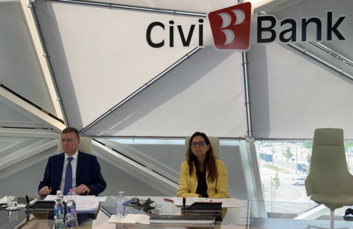 La presidente di CiviBank, Michela Del Piero, con alla sua destra il Direttore Generale Mario Crosta