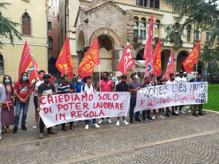 Lavoratori di Grafica Veneta manifestano davanti alla prefettura di Padova