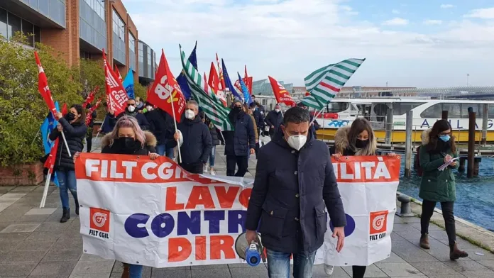 Manifestazione dei dipendenti di Avm Actv sotto la direzione aziendale al Tronchetto (Tagliapietra / Interpress), foto d'archivio da La Nuova Venezia