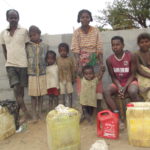 Siccità e invasione locuste in Madagascar, Save the Children: i bambini rischiano di morire di fame e povertà, uno su sei sotto i 5 anni Povertà in Madacascar