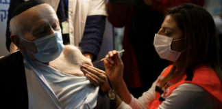 Pandemia Covid: Israele approva la terza dose di vaccino anti-Covid per gli over 60, la chiusura dei negozi nel Regno Unito Covid, Israele: terza dose di vaccino anti-Covid