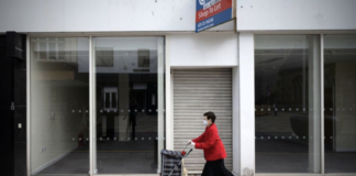 La Sicilia potrebbe tornare in zona gialla da lunedì 16 agosto, Germania si prepara a cambiare le regole per gestione Covid nei prossimi mesi Covid: chiusura dei negozi del Regno Unito