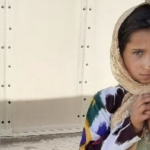 Violenze in Afghanistan, Save the Children: sfollati in 2 mesi 80.000 minori, metà sotto i 5 anni. Soffriranno di malnutrizione acuta Una degli 80.000 minori sfollati dall'Afghanistan
