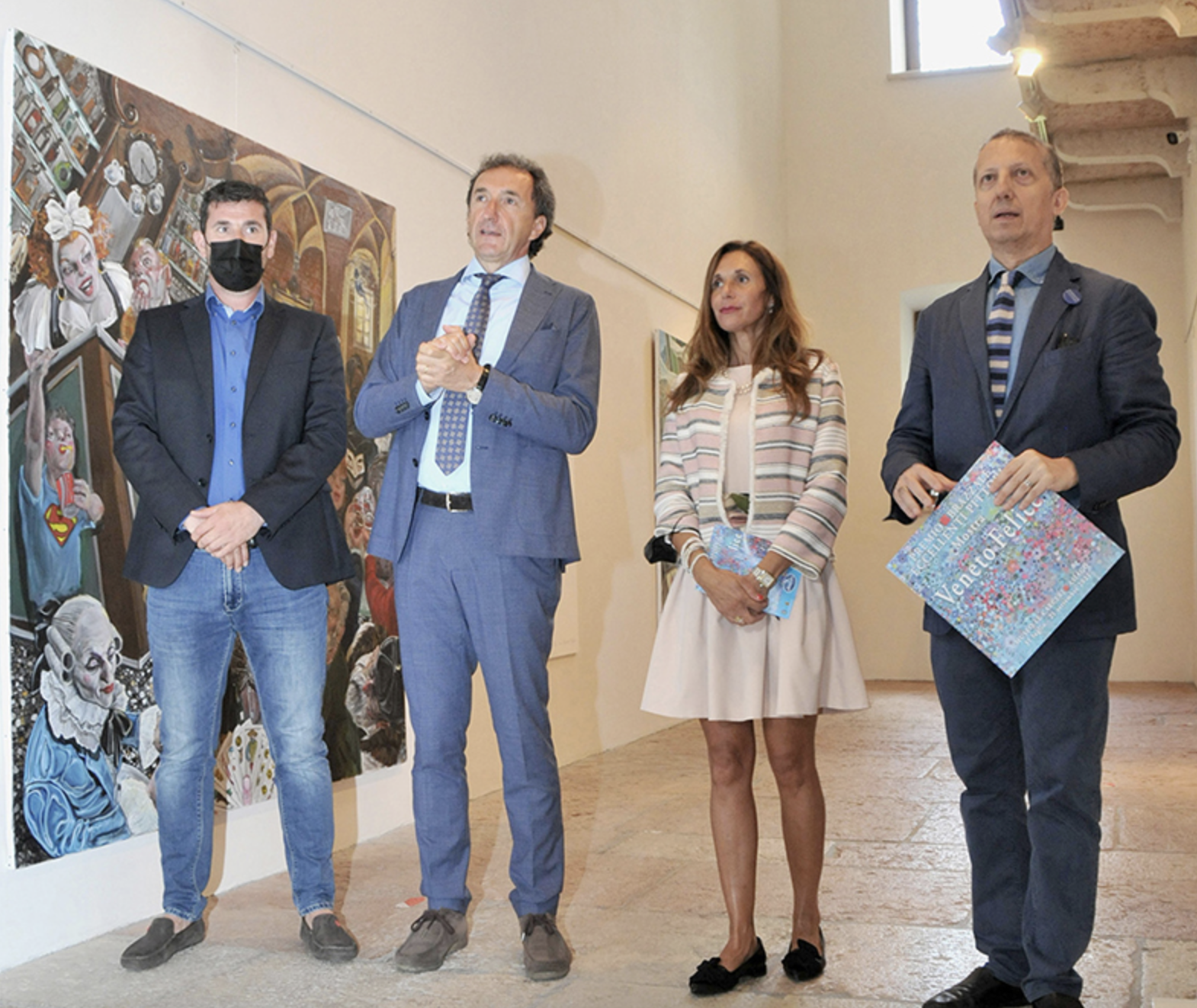 Da sinistra assessore Nicola Lobbia, Roberto Brazzale, dott.ssa Lucia Spolverini, curatrice del museo delle Carceri, e Camillo Langone alla presentazione ad Asiago della mostra "Veneto felice" e del premio "Eccellenti pittori - Brazzale"