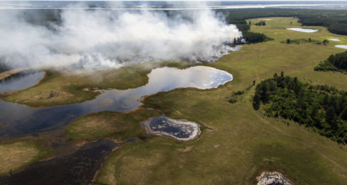 Rilascio di gas metano nell’atmosfera terrestre dovuto allo scioglimento del permafrost in Siberia