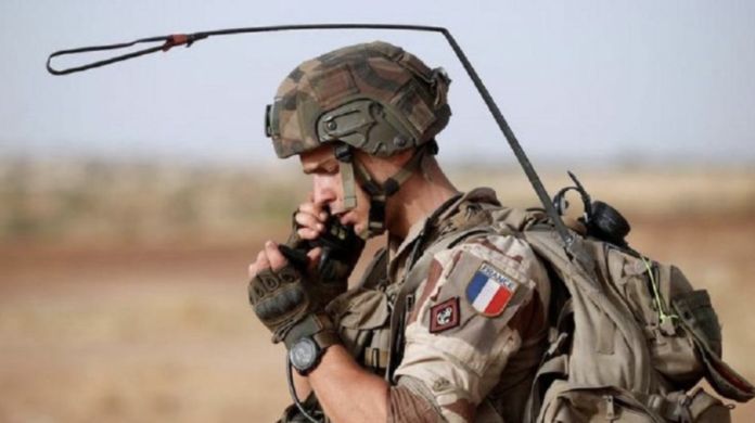 Un militare francese durante un'operazione