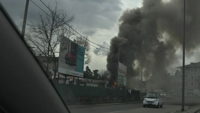 Incendio al campo nomadi di viale Diaz (foto d'archivio)