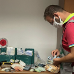 Gdf di Milano: arrestato trafficante marocchino con più di 8 kg di cocaina, una pistola semiautomatica e oltre 25 mila € in contanti Cocaina, pistola e contanti sequestrati da Guardia di Finanza di Milano