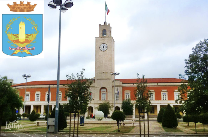 Piazza del Popolo con Torre Civica nella città di Latina, in alto a sx stemma